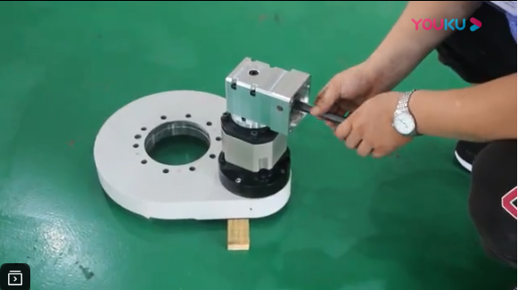 直齒驅動（齒輪式回轉驅動、回轉減速器）工作演示